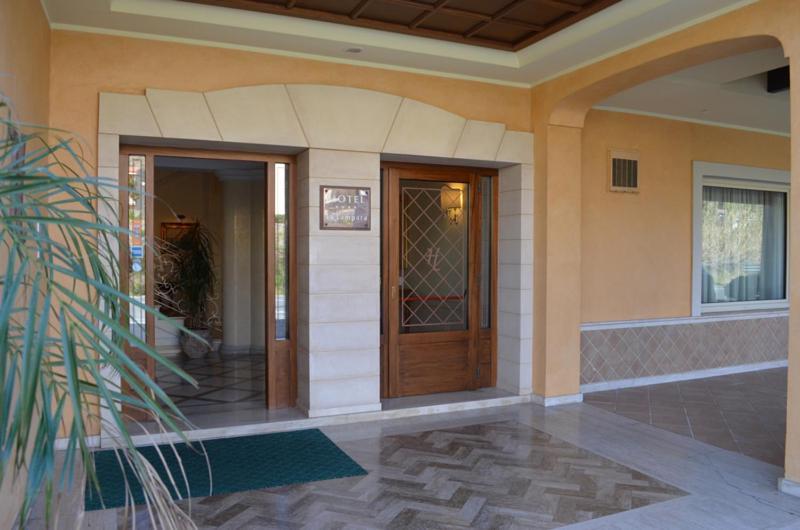 Hotel Ristorante La Lampara Gizzeria Exterior foto